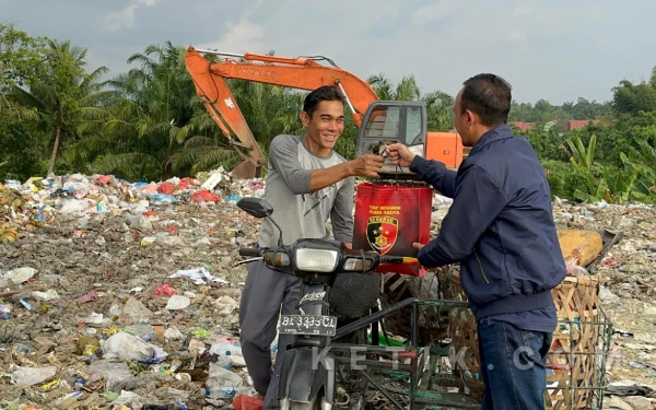Thumbnail Berita - Kejar Berkah Ramadan, Sat Reskrim Polres Abdya Bagi Sembako untuk Warga Miskin