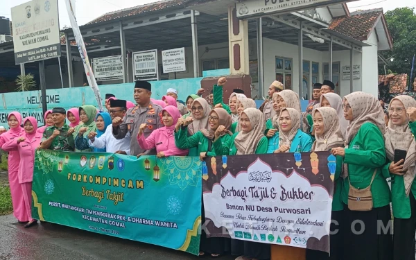 Thumbnail Berita - Forkopimcam Comal Pemalang Bagikan 800 Takjil, Perkuat Kebersamaan di Bulan Ramadan