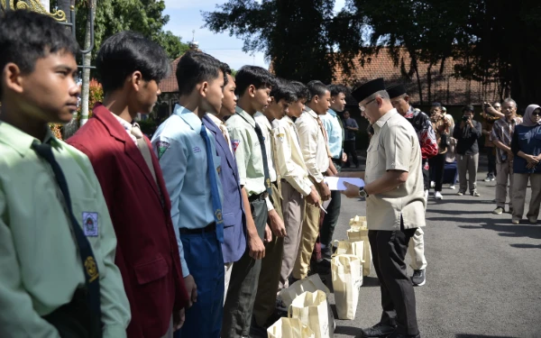 Thumbnail Berita - Maknai Ramadan Pendidikan Berdampak, Kadisdik Jatim Salurkan Santunan ke 1.250 Siswa