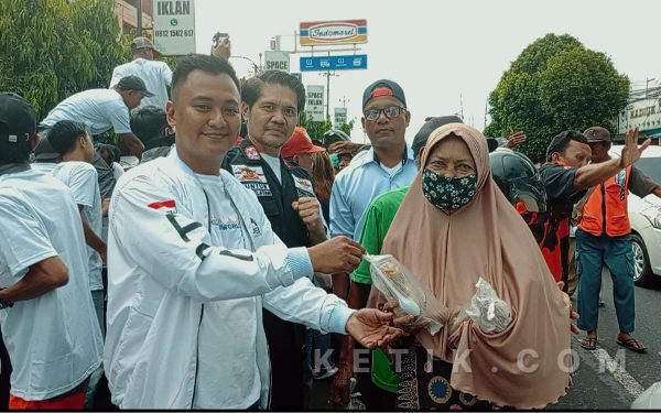 Thumbnail Berita - PSI Cilacap Selatan Bagikan 1.500 Takjil Gratis, Dimas; Semakin Dekat Dengan Masyarakat Target Kandang Gajah Yakin Bisa