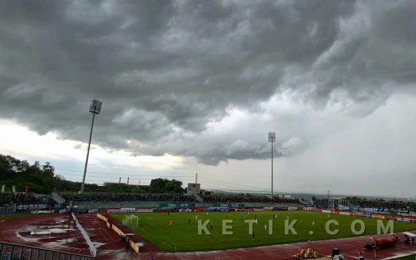 Thumbnail Berita - Prakiraan Cuaca Hari ini 8 Maret 2026: Blitar Cuaca Berawan, Kediri Hujan Ringan