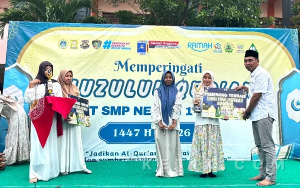 Thumbnail Berita - Peringati Malam Nuzulul Quran, SMPN 1 Gresik Bagikan 2.000 Takjil Ke Pengendara