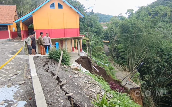 Thumbnail Berita - Longsor di Cilibur Brebes, Pemkab Gerak Cepat Siapkan Relokasi Jalur