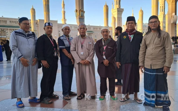 Foto Meski beda rombongan kalau sudah ketemu orang dari Indonesia di sini rasanya langsung akrab. Saling menyapa, bertukar kabar, dan mendoakan keselamatan satu sama lain. Kondisi Madinah sangat aman dan damai, membuat jemaah bisa leluasa bersilaturahmi. (Foto: Fajar R/Ketik.com)