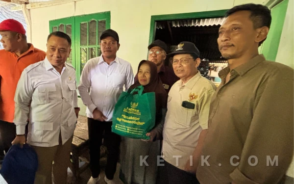 Foto Bupati Subandi bersama anggota DPRD Sidoarjo Supriyono (kiri) dan Kadinsos Sidoarjo Mharta W. Kusuma menyerahkan bantuan sembako untuk warga Wonoayu, Sidoarjo. (Foto: Kominfo Sidoarjo).