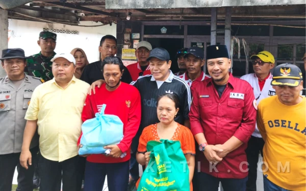 Foto Bupati Subandi, anggota DPRD M. Nizar serta Kusumo menyerahkan bantuan sembako untuk warga Balongbendo, Sidoarjo. (Foto: Kominfo Sidoarjo).