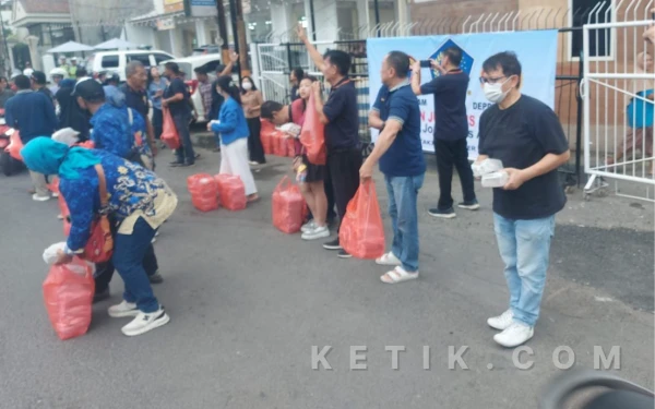 Thumbnail Berita - PJI Bagikan 1.100 Paket Takjil di Surabaya, Pererat Silaturahmi dan Bahas Persiapan Munas 2026