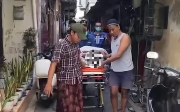 Thumbnail Berita - Tim Call 112 Surabaya Evakuasi Warga Sakit Berbobot 150 Kg di Jalan Pacar Kembang