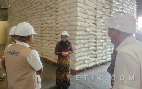 Thumbnail Berita - Jelang Lebaran, DPR RI Pastikan Stok Sembako Aman di Gudang Bulog dan Pasar Tradisional Jombang