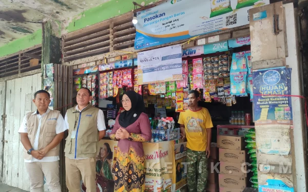 Foto Anggota Komisi IV DPR RI Sadarestuwati (kedua kanan) saat sidak pasar Pon Jombang, Senin, 6 Maret 2026. (Foto: Syaiful Arif/Ketik.com)