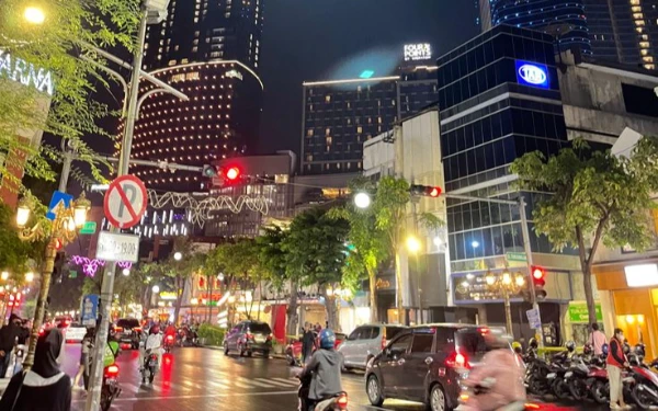 Thumbnail Berita - Berburu Takjil dan Menunggu Magrib: 7 Tempat Ngabuburit Paling Cocok di Surabaya