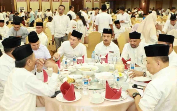 Thumbnail Berita - Pimpinan dan Anggota DPRD Kota Batam Hadiri Buka Bersama DPD Gerindra Kepri