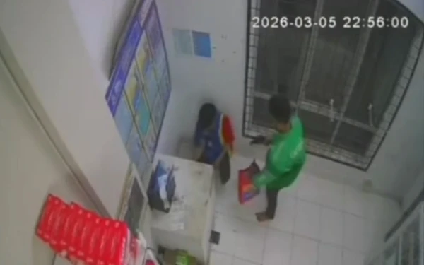 Foto Rekaman kamera CCTV saat pelaku menodongkan senjata api kepada pegawai minimarket di Jalan Soekarno-Hatta, kawasan Lubuk Bakung, Kecamatan Ilir Barat I, Palembang, pada Jumat malam, 5 Maret 2026 (Foto : Yola/Ketik.Com)