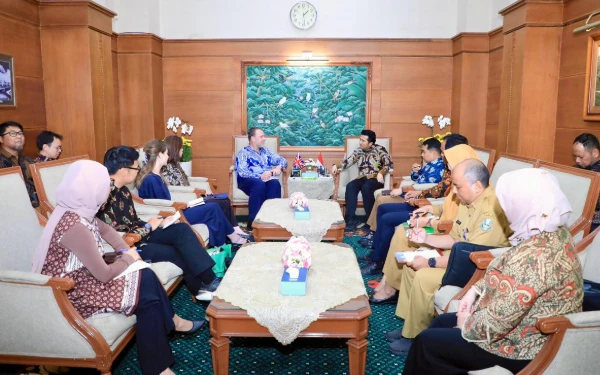 Thumbnail Berita - Wagub Jatim Emil Dardak Bertemu Pejabat Kedutaan Inggris, Bahas Kerja Sama Pendidikan dan Transportasi Urban Surabaya