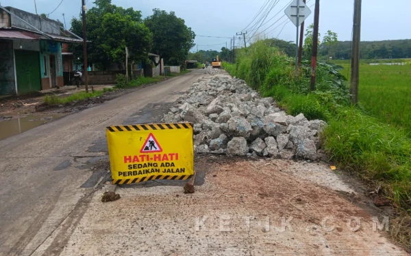Foto Rangkasbitung-Sajir sedang dilakukan pekerjaan oleh DPUPR Lebak. (Foto: DPUPR Lebak for ketik.com)