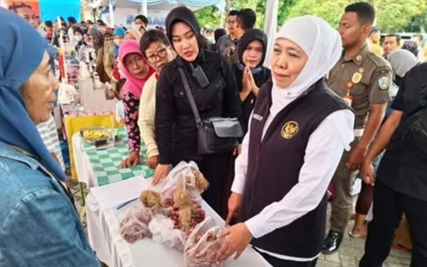 Thumbnail Berita - Penguatan Ekonomi Warga, Pemprov Jatim Gelar Pasar Murah dan Salurkan Bansos di Nganjuk