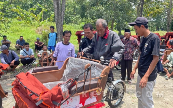 Thumbnail Berita - 200 Penarik Becak di Bojonegoro Terima Bantuan Becak Listrik dari Presiden Prabowo