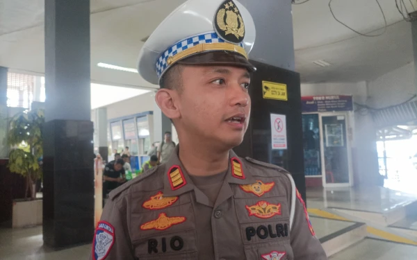 Foto Kasat Lantas Polresta Malang Kota, AKP Rio Angga Prasetyo saat diwawancarai di Terminal Arjosari Kota Malang, Selasa, 10 Maret 2026.