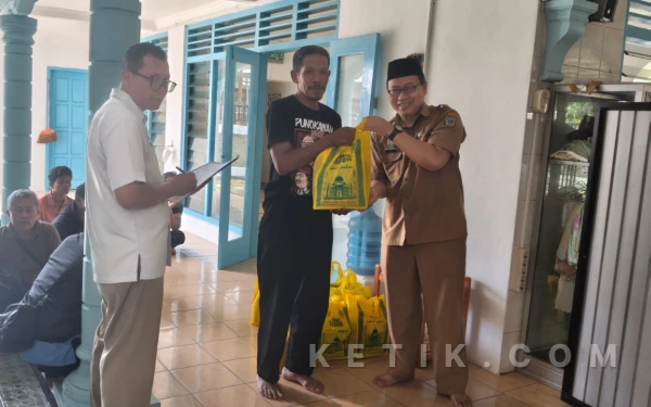 Foto Penyerahan paket bingkisan sembako Ramadan RSUD dr. Darsono Pacitan kepada keluarga pasien dan masyarakat sekitar rumah sakit.
