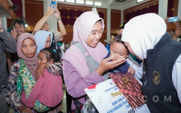 Thumbnail Sapa Bansos Berlanjut! Gubernur Khofifah Salurkan Bansos dan Tali Asih untuk Warga Pamekasan