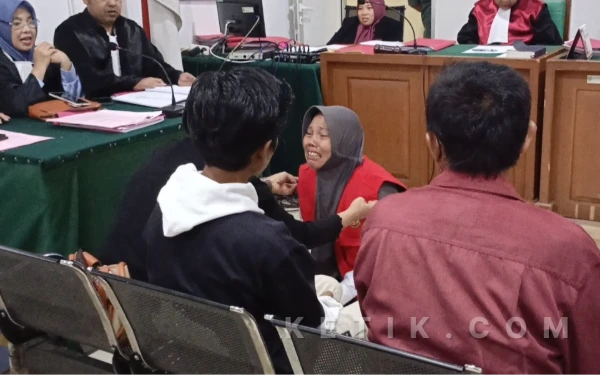 Thumbnail Berita - Residivis Copet Pasar Sunan Kembali Disidang, Terdakwa Nurma Menangis dan Minta Maaf ke Korban di PN Palembang