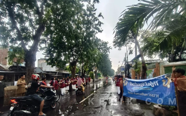 Thumbnail Berita - OS BESTIE SMPN 25 Surabaya Bagikan 500 Takjil, Ajarkan Gen Z Peduli di Bulan Ramadan