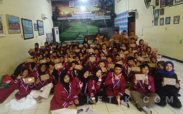 Foto Para siswa foto bersama seusai mempersiapkan pakat makanan sebelum dibagikan. (Foto : Sri Wahyuni for Ketik.com)