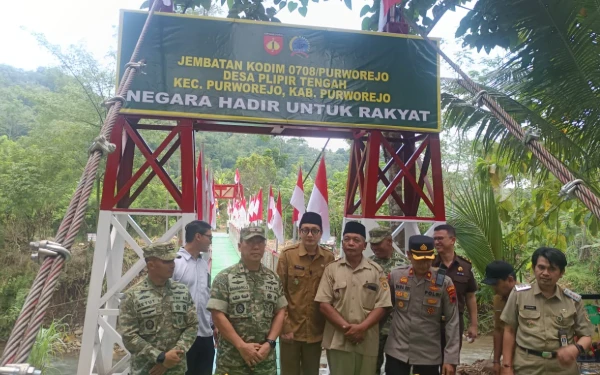 Thumbnail Berita - Permudah Konektivitas di Pedalaman, Kasad Jenderal Maruli Simanjuntak luncurkan 200 Jembatan Garuda di Purworejo