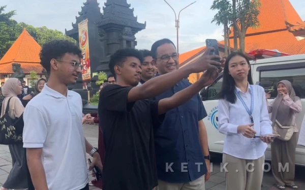 Thumbnail Berita - [FOTO] Anies Baswedan Melipir ke Pasar Takjil Suhat Kota Malang, Beli Apa Saja?