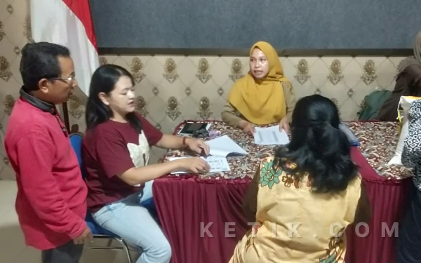Foto Kelurahan Kartoharjo, Kota Madiun mendistribusikan bantuan pangan dari Bulog Madiun pada Selasa, 10 Maret 2026. (Foto; Angga/Ketik).