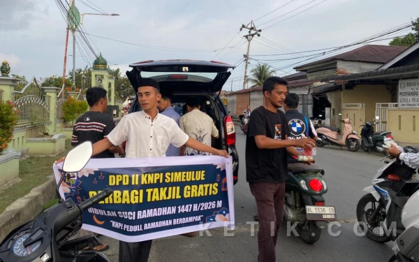 Thumbnail Berita - KNPI Peduli, Ramadan Berdampak: Pemuda Simeulue Tebar Ratusan Takjil untuk Masyarakat