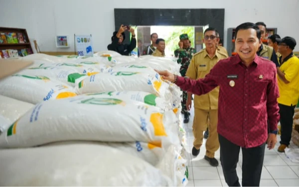 Thumbnail Berita - Serahkan Bantuan Pangan, Plt Wali Kota Madiun Pastikan Kebutuhan Pokok Aman Jelang Lebaran