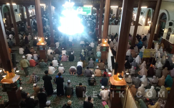 Foto Nuansa di dalam Masjid Agung Jami' Malang ketika Salat Witir berjamaah pada malam ke-21 bulan Ramadan. (Foto: Aliyah/Ketik.com)