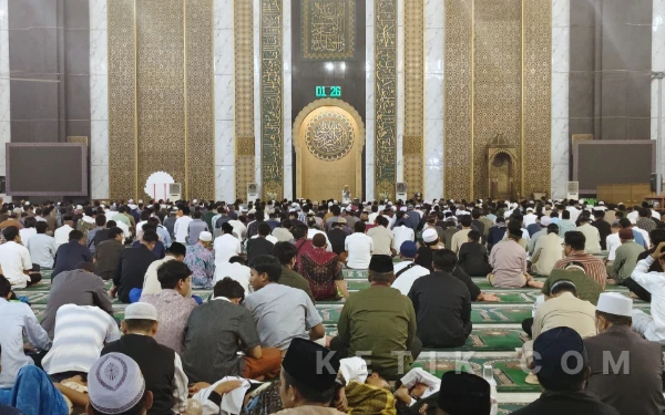 Thumbnail Berita - Masjid Al Akbar Surabaya Dipadati Belasan Ribu Jemaah di Malam 21 Ramadan, Menjemput Lailatul Qadar