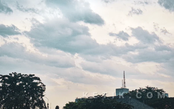 Thumbnail Berita - BMKG: Cuaca Kota Surabaya dan Sidoarjo  11 Maret 2026 Diprakirakan Cerah Berawan