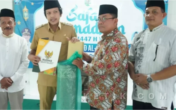 Thumbnail Berita - Wabup Trenggalek Serahkan e-KTP di Kecamatan Suruh dan Siap Optimalisasi Infrastruktur