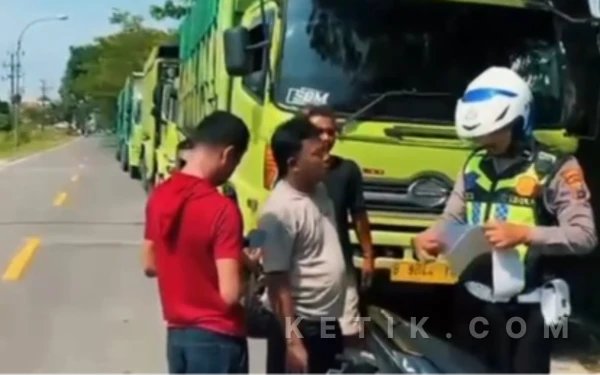 Thumbnail Berita - Polisi Tertibkan Truk Parkir di Bahu Jalan Depan Stadion Skep Bangkalan