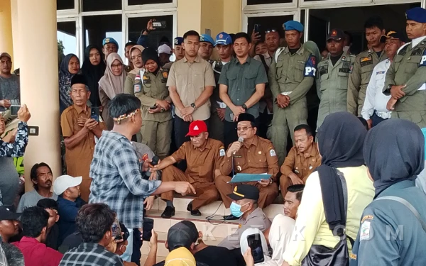 Thumbnail Berita - Bupati Safriadi Oyon Pastikan Verifikasi Ulang Rehab Rumah Pasca Banjir