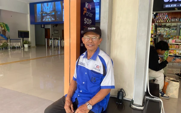 Thumbnail Berita - Sepi Orderan, Porter Stasiun Malang Berharap Berkah Jelang Lebaran 2026