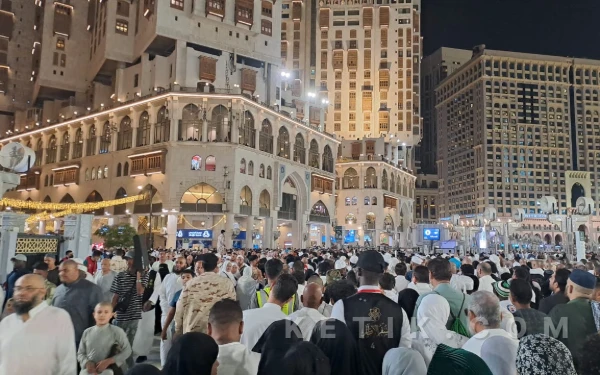 Foto Meningkatnya jumlah jemaah dari berbagai negara ini membuat otoritas setempat memperketat pengamanan dan mengatur alur masuk guna memastikan kelancaran ibadah di pusat kiblat umat Islam tersebut. (Foto: Fajar Rianto/Ketik.com)