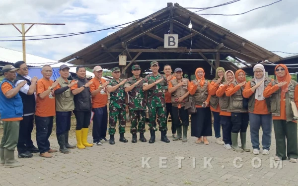 Foto Foto bersama Kolonel Arm Sugeng Riyadi (Pa Sahli Bid OMP Kodam V/Brw), Dandim 0823 Situbondo dan Camat Asembagus serta Petugas Peternakan, Rabu 11 Maret 2026 (Foto: Adinda Oktaviani/ketik.com)