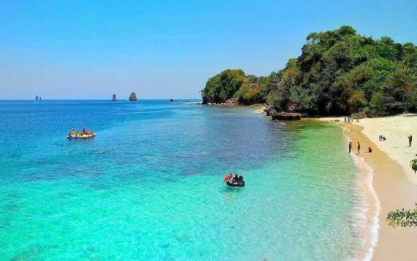 Thumbnail Berita - 3 Rekomendasi Pantai di Malang untuk Libur Lebaran, Ada yang Mirip Tanah Lot!