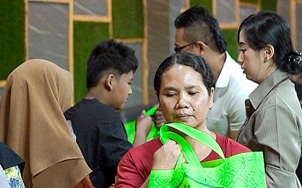 Thumbnail Berita - Berbagi Berkah Ramadan, Hexa Luxury di Tulungagung Salurkan Ratusan Paket Sembako untuk Warga Kutoanyar