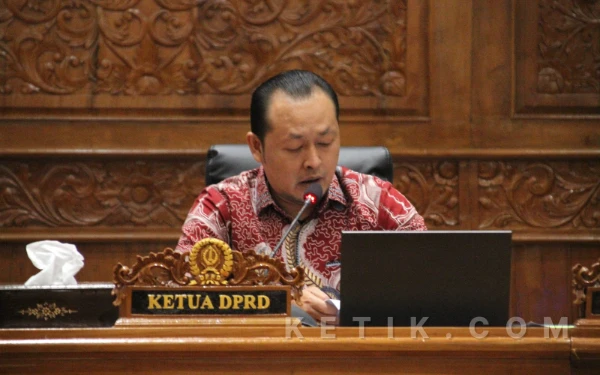 Foto Ketua DPRD Bojonegoro  H. Abdullah  Umar S.Pd. saat memberi sambutan Rapat Paripurna DPRD Bojonegoro.  Foto sukiman ketik.com)
