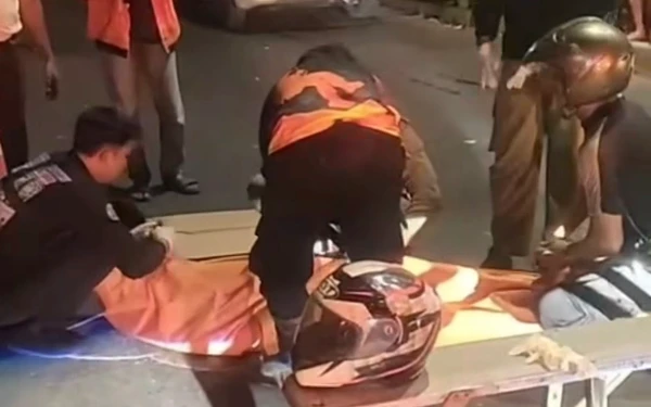 Thumbnail Berita - Pengendara Motor Meninggal Usai Ditabrak Mobil Box di Manukan Wetan Surabaya