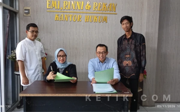 Foto Emi Puasa Handayani didampingi Bagus Wibowo dan Tim, Kuasa Hukum PT Sekar Pamenang dari Kantor Emi, Rini dan Rekan. (foto : Emi for Ketik.com).