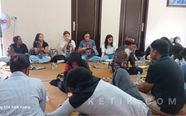 Foto Mahasiswa internasional dari berbagai negara belar membatik di Tresna art Bangkalan (Foto.Ismail Hs/Ketik.com)