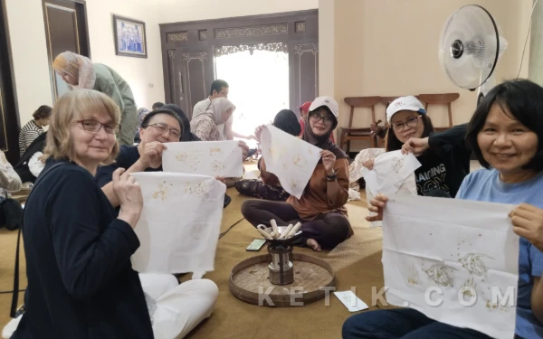 Thumbnail Berita - Mahasiswa Internasional Belajar Batik dan Tongkos Bangkalan, Kagumi Tradisi Madura