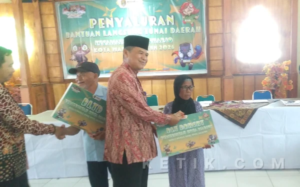 Foto Kepala Dinas Sosial Kota Madiun, Heri Suwartono turut hadir dalam penyaluran BLTD triwulan satu tahap kedua pada Kamis, 12 Maret 2026. (Foto: Angga/Ketik).