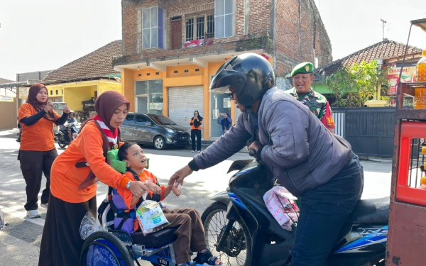 Thumbnail Berita - Siswa Pramuka Berkebutuhan Khusus SLB ABD Kedungkandang Tebar Kebaikan di Bulan Ramadan